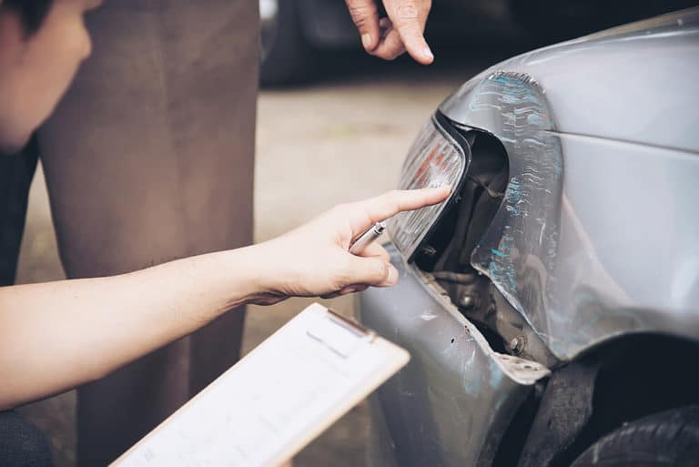 6 formas en que las compañías de seguros intentarán engañarte tras un accidente de coche